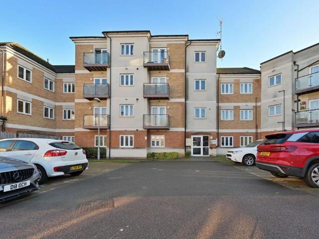 Flat for sale in North Watford, Hertfordshire