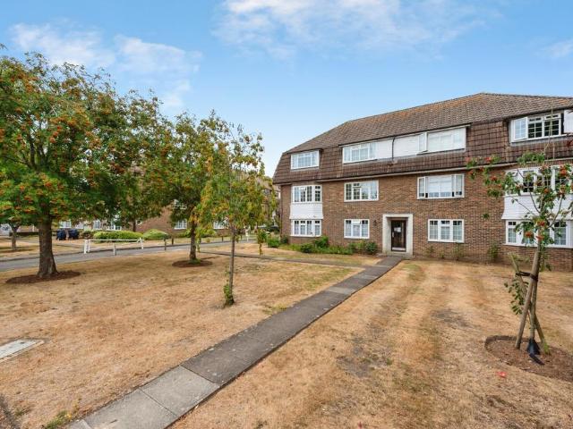 Flat for sale in Worcester Park, Greater London