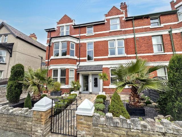 Flat for sale in Colwyn Bay, Wales