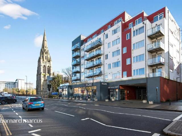 Flat for sale in London Borough of Hounslow, Feltham