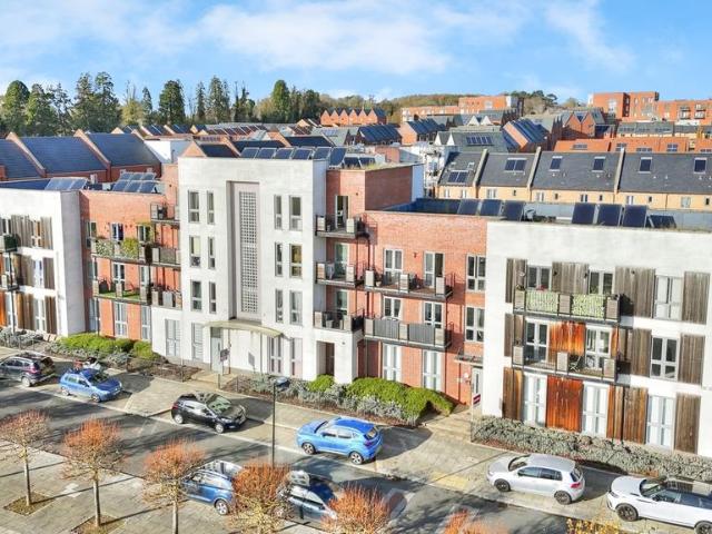 Flat for sale in Upton