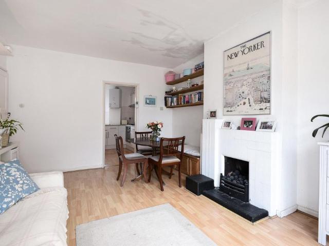 Flat for sale in Fulham, Walham Green