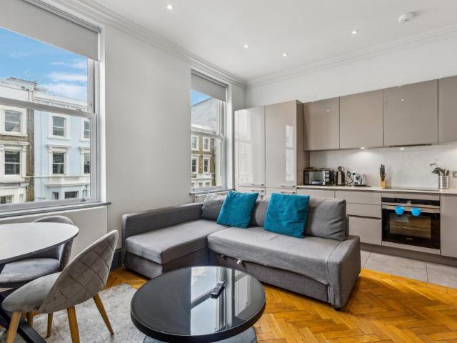 Flat for sale in West Kensington, Greater London
