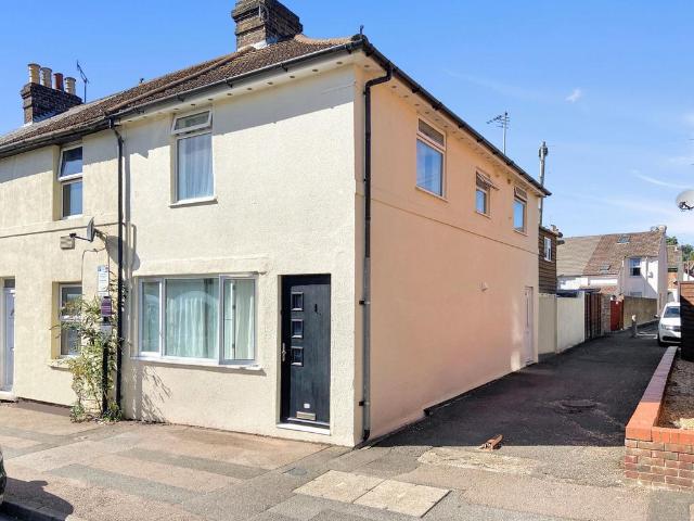 Flat for sale in Repton Park South, Ashford