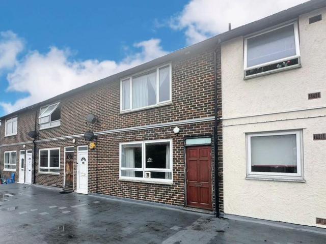 Flat for sale in South Croydon, Waddon