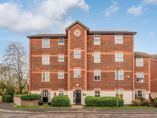Flat for sale in London Borough of Merton, Collier's Wood