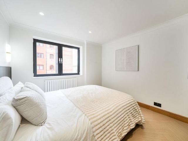 Flat for sale in Sands End, Greater London