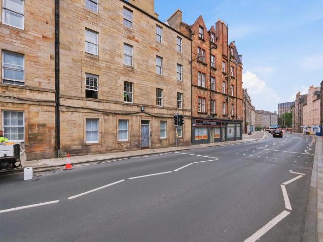 Flat for sale in Southside, Scotland