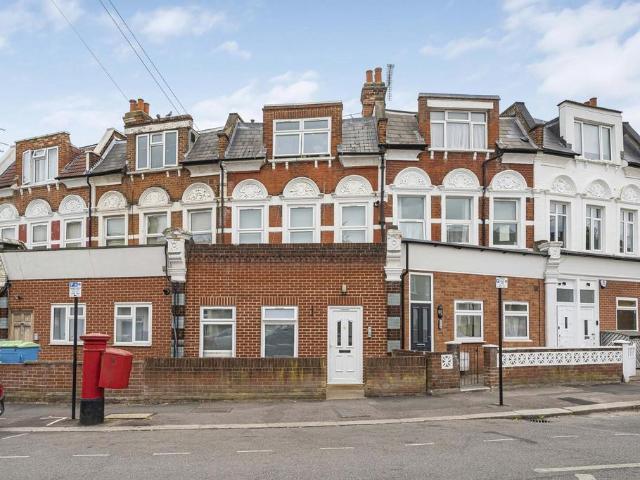 Flat for sale in Palmers Green, Greater London