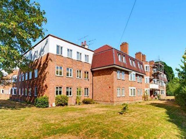 Flat for sale in Felthamhill, Spelthorne