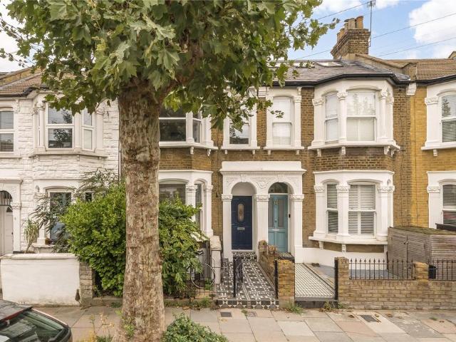 Flat for sale in Clapton Park, Greater London