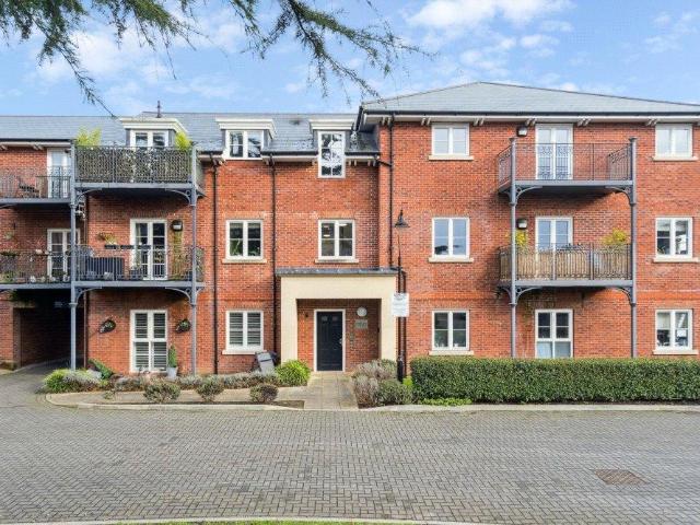 Flat for sale in Buckingham