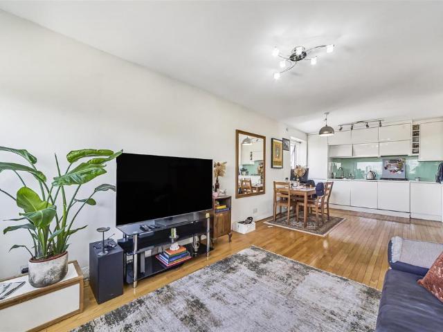 Flat for sale in Clapham Junction, Greater London