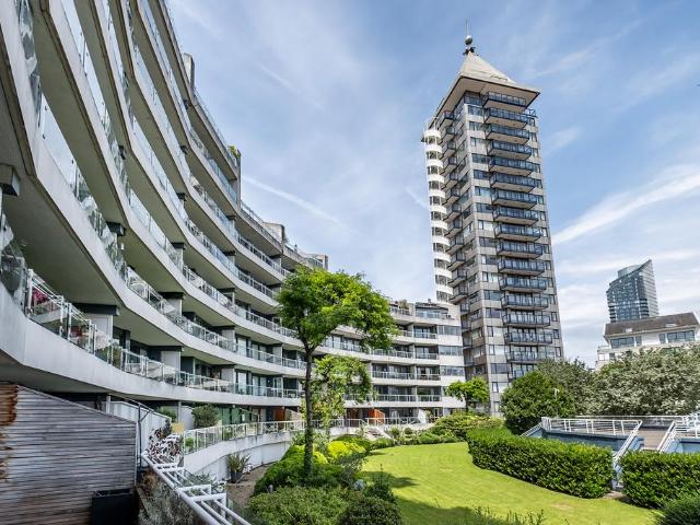 Flat for sale in Chelsea Harbour, Greater London