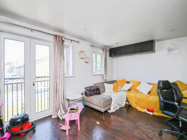 Flat for sale in Broxbourne, Hertfordshire