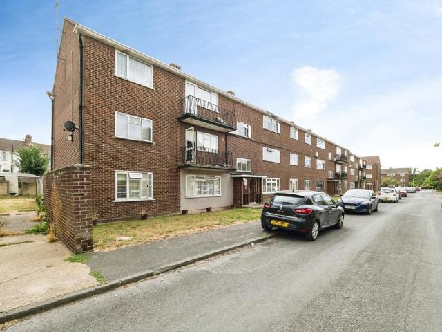 Flat for sale in Rainham, Greater London