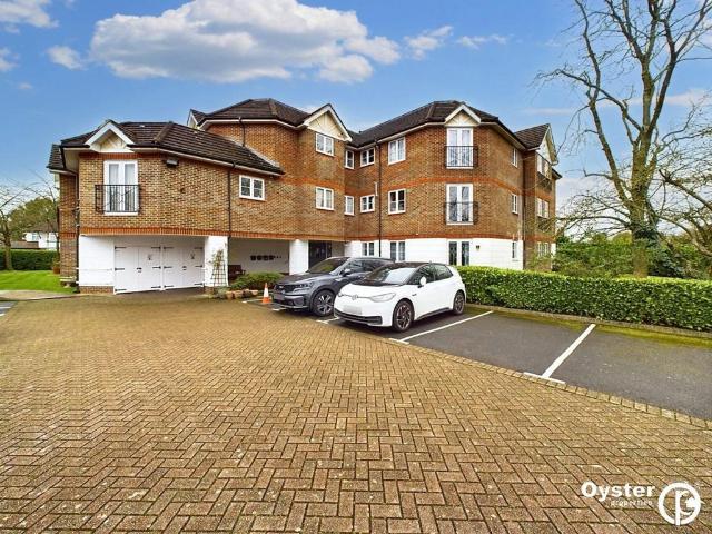 Flat for sale in Little Stanmore, Greater London