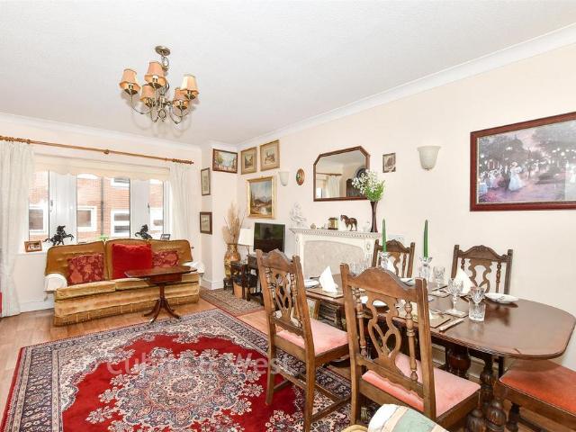 Flat for sale in Red Hill, Surrey