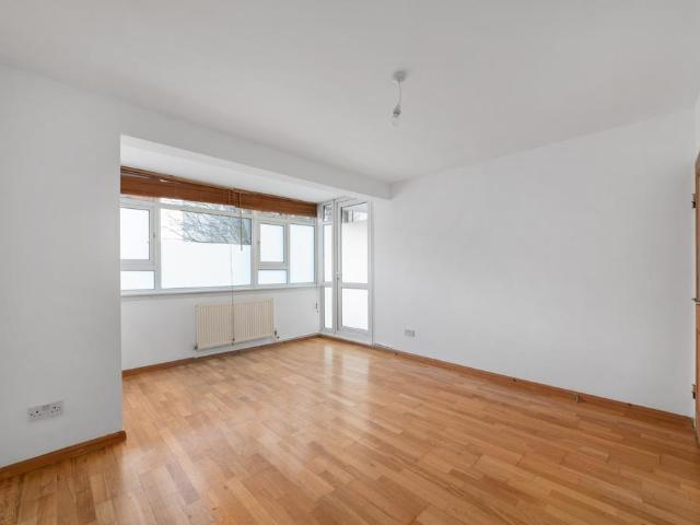 Flat for sale in Southfields, Greater London