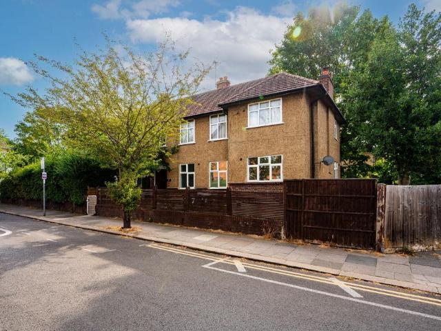 Flat for sale in Norbiton, Greater London