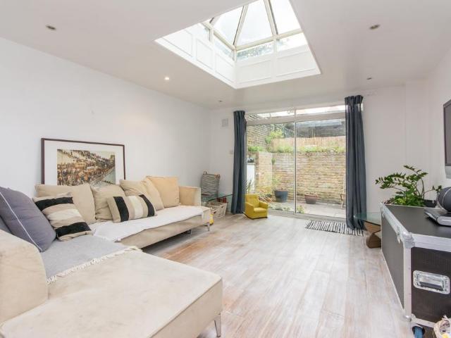 Flat for sale in Shepherd's Bush, Greater London