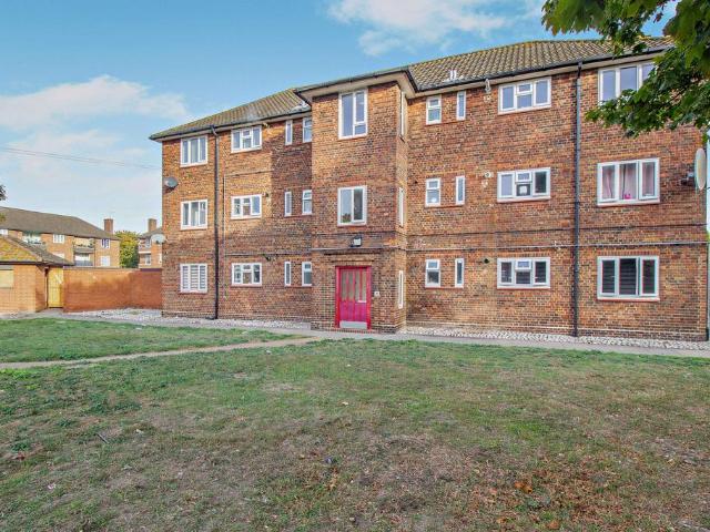 Flat for sale in South Ockendon, Essex