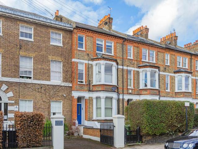 Flat for sale in Clapham, Greater London