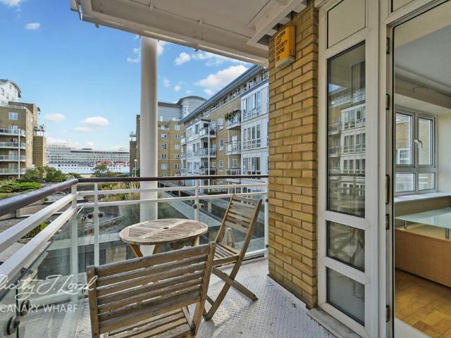 Flat for sale in Isle Of Dogs, Greater London