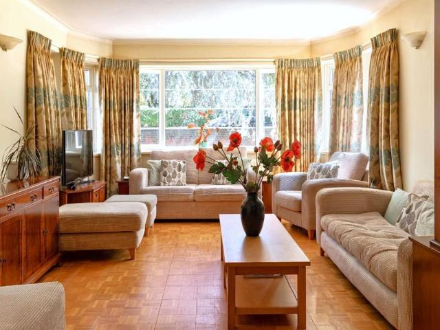 Flat for sale in North Sheen, Greater London