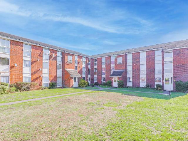 Flat for sale in Broxbourne, Hertfordshire
