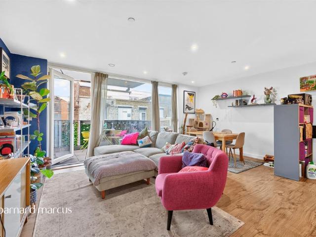 Flat for sale in Browning Estate, Greater London