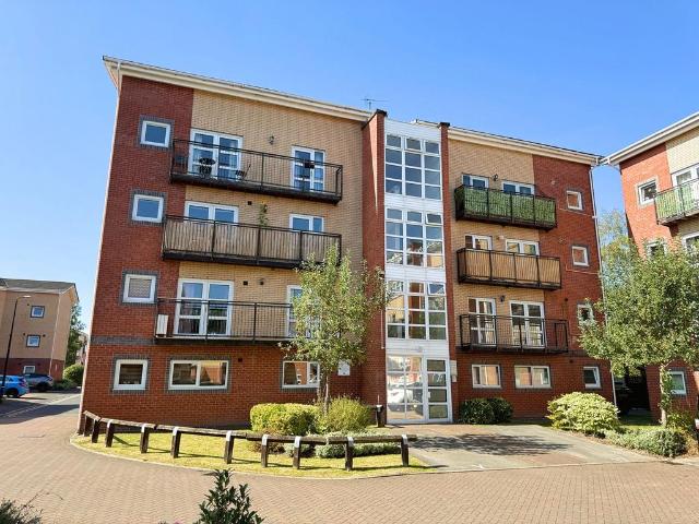Flat for sale in Sale, Trafford