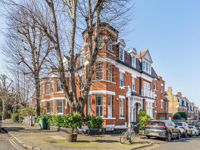 Flat for sale in Crouch End, Greater London