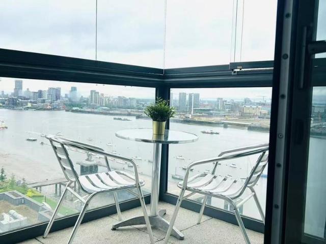 Flat for sale in Greenwich Peninsula, Greater London