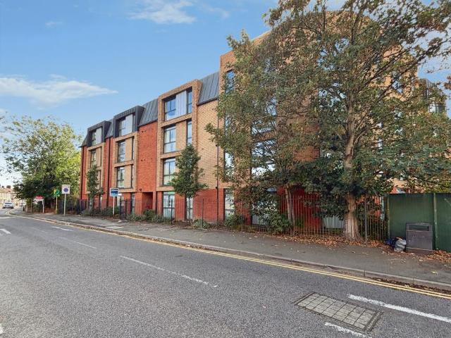 Flat for sale in Watford, Hertfordshire