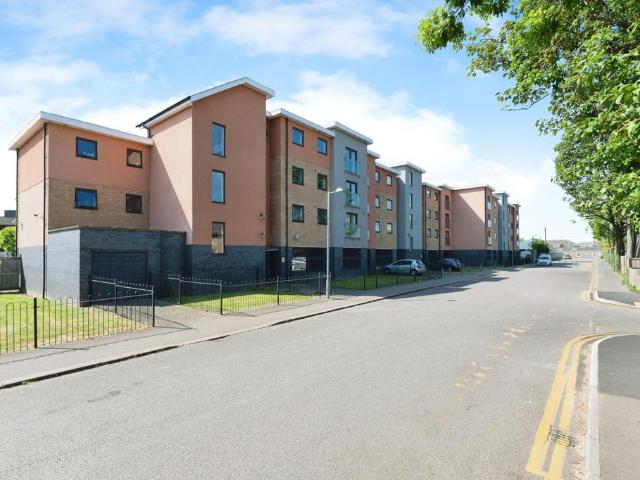 Flat for sale in Tilbury, Essex