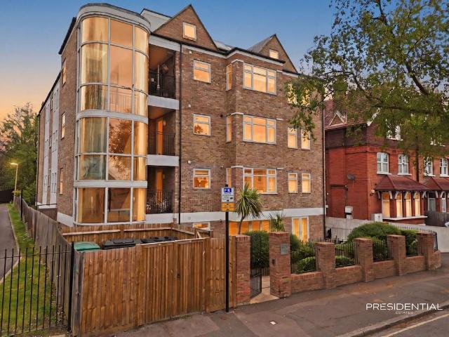 Flat for sale in Snaresbrook, Greater London