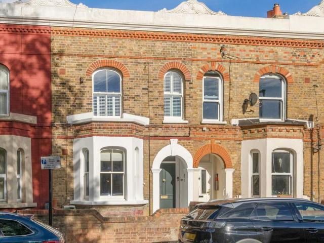 Flat for sale in London Borough of Lambeth, Greater London