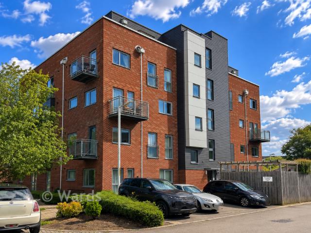 Flat for sale in Monks Orchard, Kent