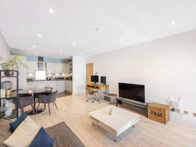 Flat for sale in Kensington, Greater London