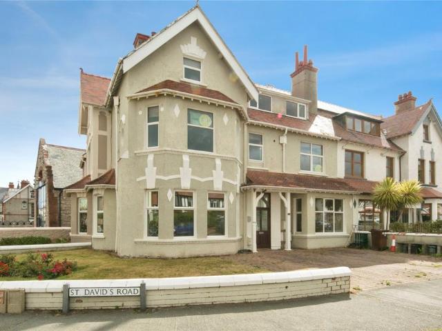 Flat for sale in Llandudno, Wales