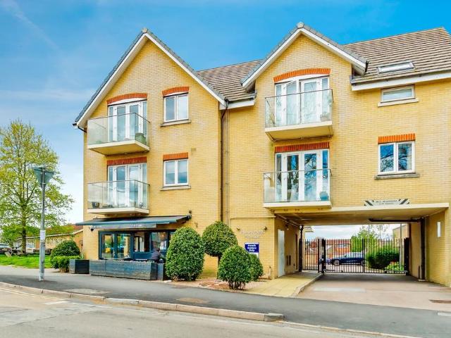 Flat for sale in Caterham on the Hill, Hillview