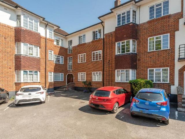 Flat for sale in Pinner, Greater London