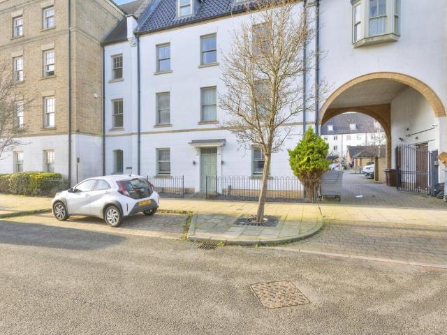 Flat for sale in Upton