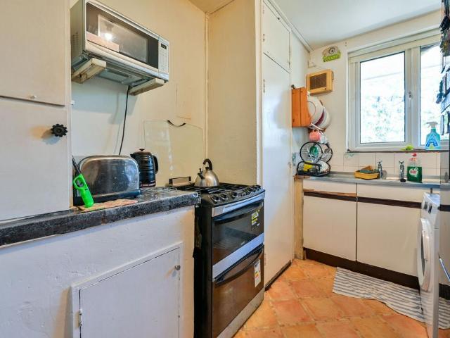 Flat for sale in Tulse Hill, Greater London