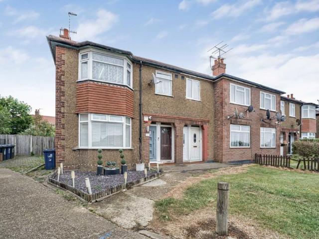Flat for sale in London Borough of Ealing, Greater London