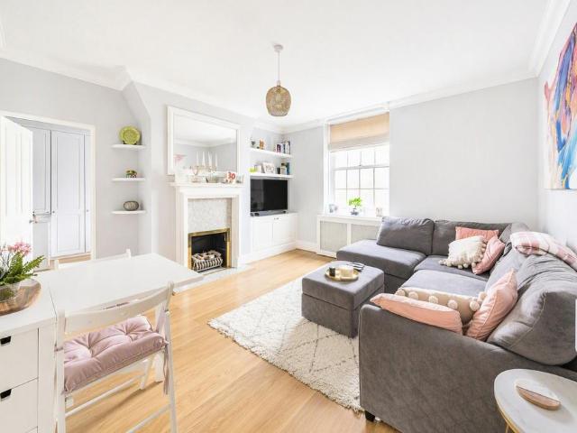 Flat for sale in Fulham, Greater London