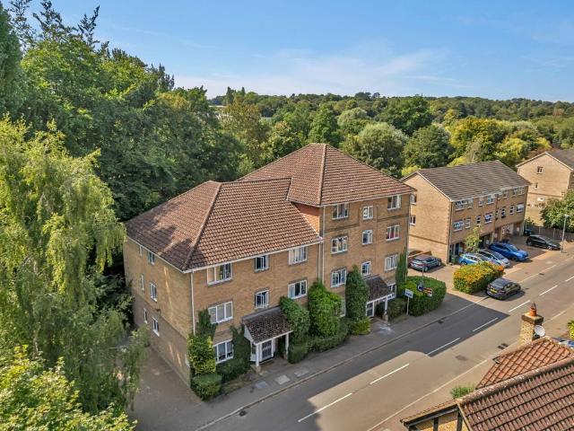 Flat for sale in Pouchen End, Hertfordshire