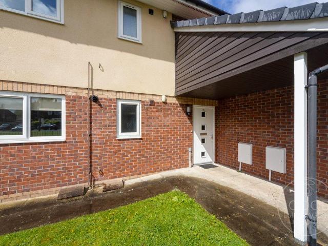Flat for sale in Handforth