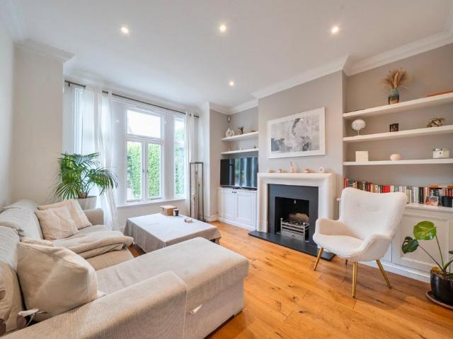 Flat for sale in London Borough of Wandsworth, Greater London